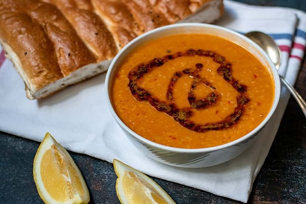 Mercimek çorbasından sonra en sevilen çorbalardan biri olan ezogelin çorbası, doyurucu çorbalardan biri.