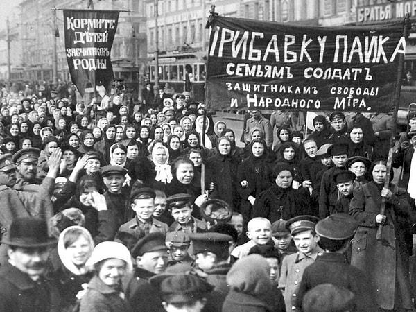 2. Uluslararası Kadınlar Günü'nün tarihi, Rus devrimi nedeniyle seçildi.