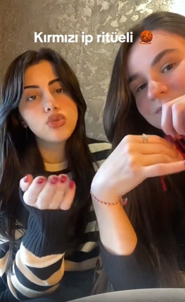 Eğer ip bir gün kendiliğinden koparsa, dilek gerçekleşmemişse dahi yakın zamanda gerçekleşecek anlamına geliyor. Eğer dilek gerçekleşir ve ip kopmamışsa da ipi koparıp kendiniz yakmanız gerekiyor.