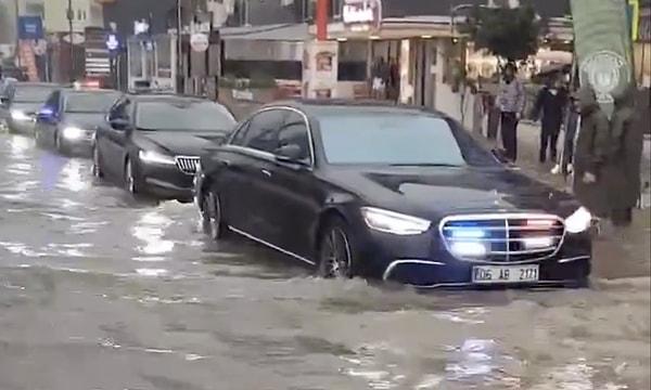 Antalya'da çekildiği iddia edilen görüntülerde, çakarlı lüks araçların sel suları arasında ilerlemeye çalıştığı görüntüler sosyal medyada gündem oldu.