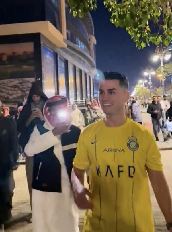 Adanalı Ronaldo, Suudi Arabistan sokaklarında adeta bir yıldız gibi karşılanıyor.