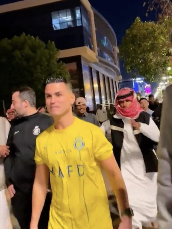 Geçtiğimiz hafta Suudi Arabistan'a giden Adanalı Ronaldo, dönüş tarihini erteleyerek şöhretinin tadını çıkartıyor.
