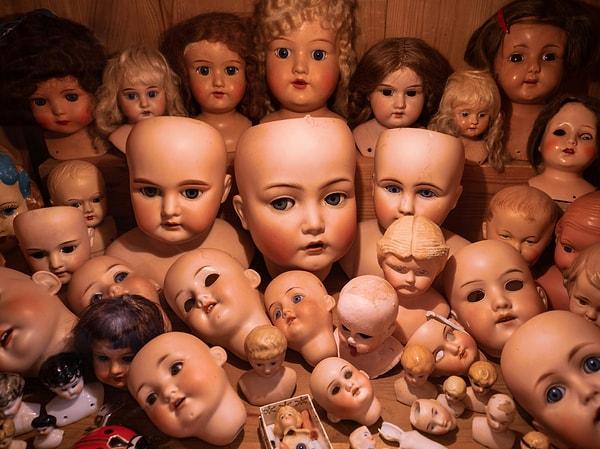 8. "Yeni aldığım evde eski kiracı eşyalarının çoğunluğunu bırakarak çıkmış. Yatak odasında bir dolabın içinde oyuncak bebek koleksiyonunu buldum."