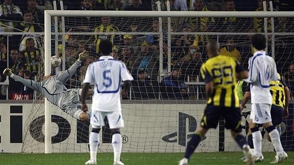 Fenerbahçe'nin Brezilyalı yıldızı Deivid De Souza, şampiyonlar ligi tarihinin en mükemmel gollerinden birisini atarak Fenerbahçe'yi 2-1 öne geçirdi.