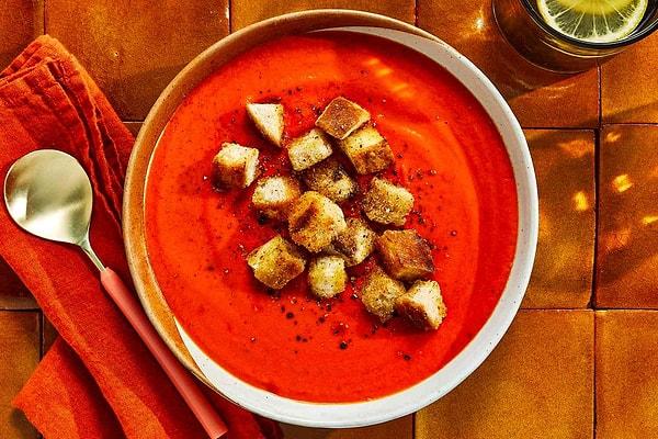 Orucu elbette çorbayla açmak gerek. Domates çorbası iftar için güzel çorbalardan biri.