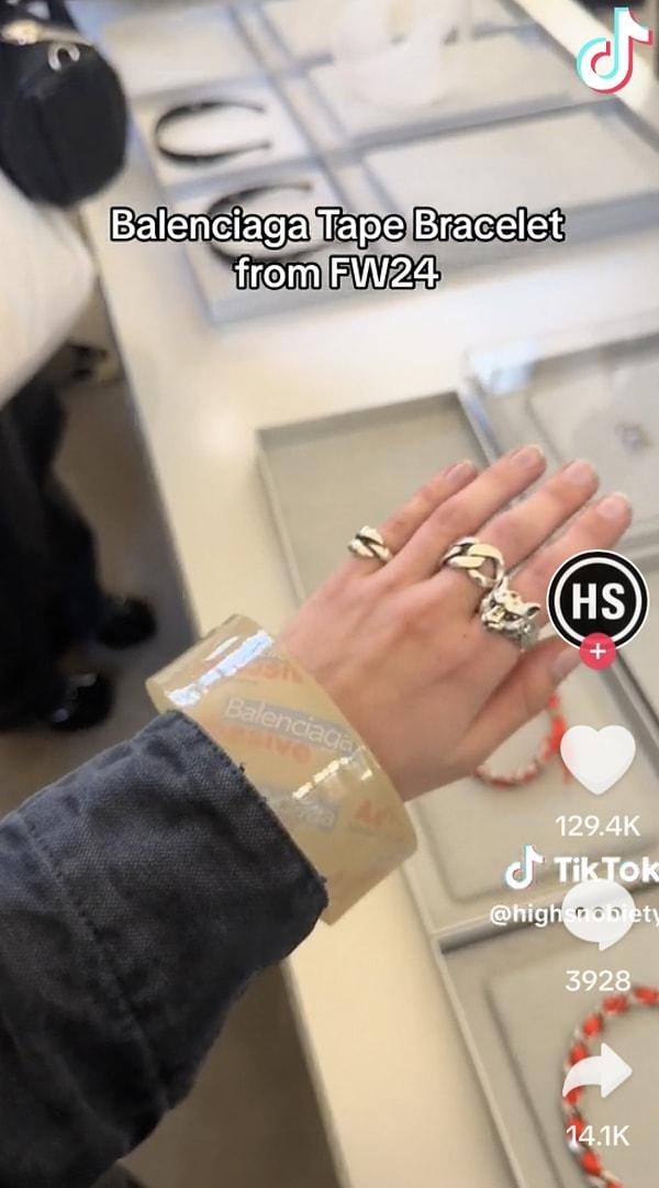 Popüler TikTok hesabı @highsnobiety, Paris Moda Haftası'ndan kısa bir süre önce yayınladığı TikTok videosunda izleyicilere Balenciaga'nın yerel hırdavat veya ofis malzemeleri mağazalarında satılan seloteypten esinlenen yeni bilekliğini alıp almayacaklarını sordu.