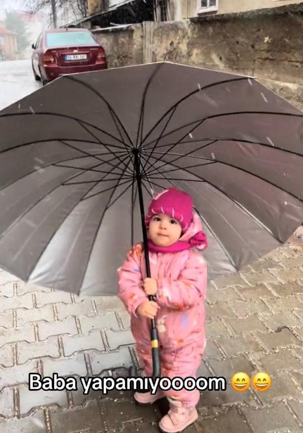 Kar yağarken babasının şemsiyeyi kendisine vermesiyle başlayan komik ve tatlı anlara beğeniler yağdı.