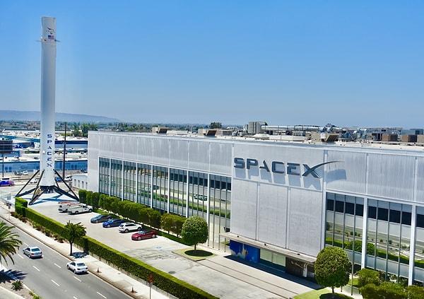 Dopak doğrudan üstü tarafından cinsel saldırıya uğradığını ve şirketin bu durumu örtbas ettiğini ileri sürüyor. SpaceX'in üst düzey yöneticilerinin bu konularda yapılan şikayetlere kayıtsız kaldıklarını belirtiyor.
