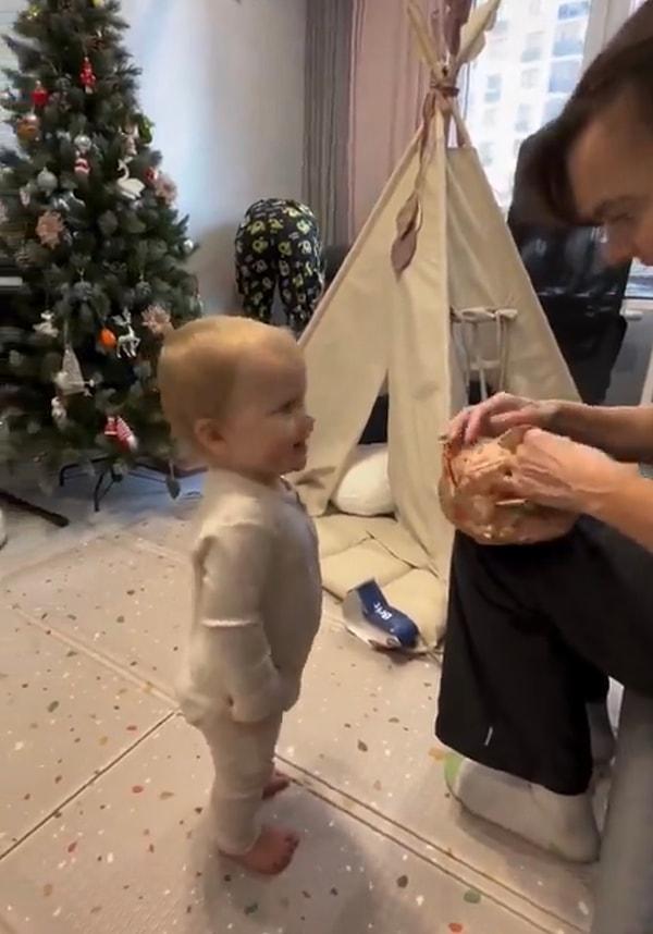 Videoda dünyalar tatlısı bir bebeğin ailesinin aldığı hediyeye verdiği tepki yer alıyordu.