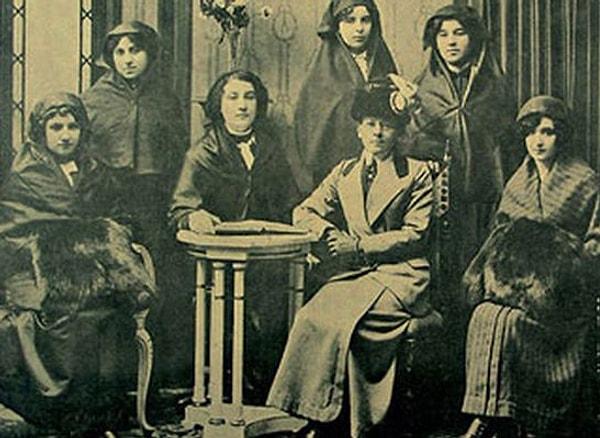 Bu çağrının sonunda 15 Haziran 1923 günü Darülfünun konferans salonunda toplanan Kadınlar Şûrası'ndan beklenen karar çıktı: Kadınlar Halk Fırkası kurulacaktı. Nezihe Muhiddin ise  "ne istediklerini" anlattığı Vakit gazetesinde çıkan yazısında Devrim’in kadınlara haklarını vermesi için çalışacaklarını çok güçlü bir şekilde ifade etti: