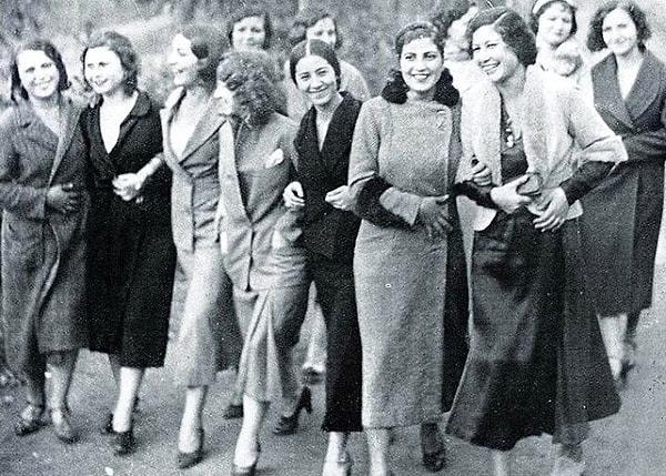 Kadınlar Partisi’nin kurulumuna izin verilmezken Türkiye Devleti’nin ilk resmi siyasi partisi 9 Eylül 1923’te kuruldu. Artık CHF resmileşmişti. Şimdilik başka partiye gerek yoktu.