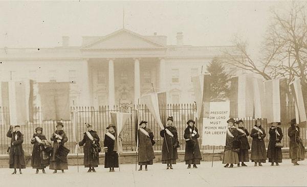 ABD'de, Mart Ayı Kadın Tarih Ayı olarak bilinir. Her yıl yayınlanan bir başkanlık bildirisi, Amerikalı kadınların başarılarını onurlandırır.