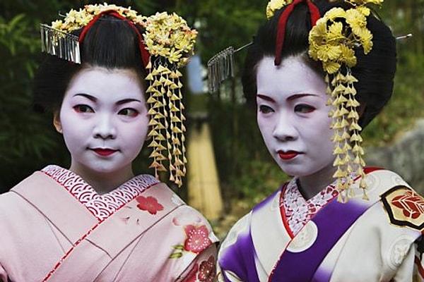 Independent'in haberine göre geyşa mahallesiyle meşhur tarihi Gion bölgesinin meclisi konuyla ilgili çok sert bir karar aldı. Meclis, 2024 yılının Nisan ayından itibaren paparazzi turistlerin bölgeye ve ara sokaklara girmesini yasaklayacak.