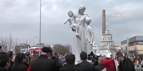 Eskişehir'de bulunan Ulus Anıtı'na yakın bir noktaya yerleştirilen 'Anne' heykelinin açılışına CHP Lideri Özgür Özel de katıldı.