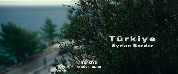 7 Mart'ta Netflix'te yayınlanan 'The Gentlemen' daha ilk sahnesiyle izleyenlerin dikkatini çekmiş durumda. Dizinin ilk sahnesinde Türkiye-Suriye sınırının gösterilmesi ve sınırda Birleşmiş Milletler askerinin yer alması dikkatlerden kaçmamıştı.