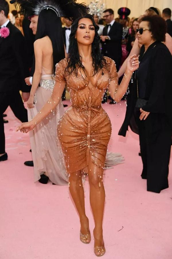 8. 2019 Met Gala'da, Kim Kardashian'ın giydiği Mugler marka ıslak görünümlü elbise Kim'in dediğine göre epey bir nefes egzersizi gerektirmiş.