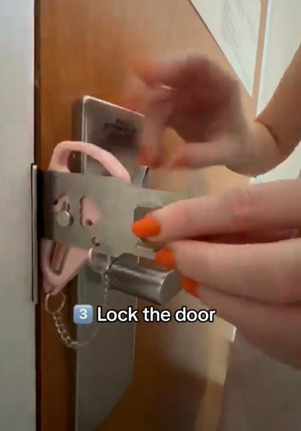Kadınlar için otelde güvenlik tüyoları notuyla paylaşımı yapan kadın, öncelikle kapının deliğini kapatmakla başladı.