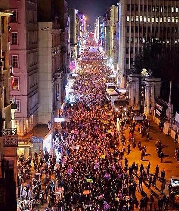 Her yıl olduğu gibi bu yıl da 8 Mart "Feminist Gece Yürüyüşü" için kadınlar İstanbul, Taksim sokaklarına indiler!