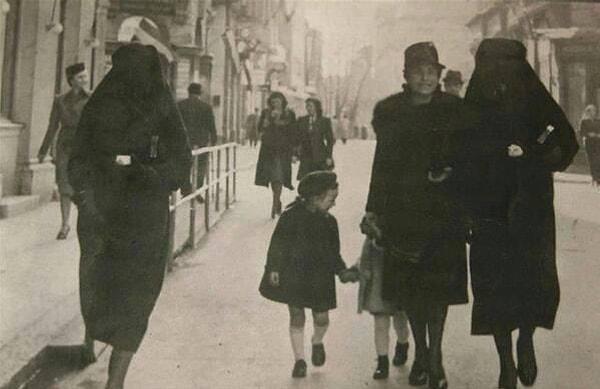 1. Müslüman bir kadın, Yahudi komşusunu korumak için, Naziler tarafından komşusuna takılan sarı yıldızı peçesiyle örtüyor. (Saraybosna, 1941)