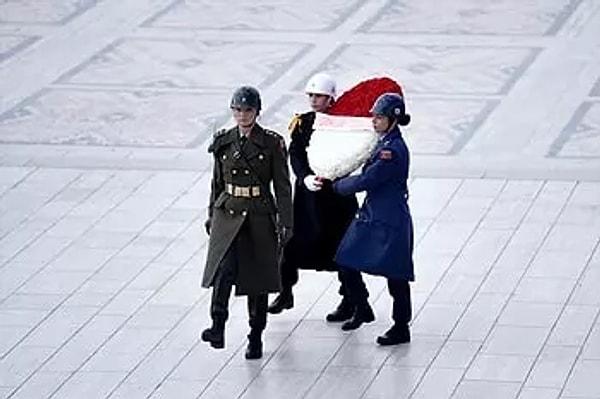 Dünya Kadınlar Günü dolayısıyla Anıtkabir’de düzenlenen törende çelengi kadın subay ve astsubaylar tutarken, tören subaylığını da kadın askerler yaptı.