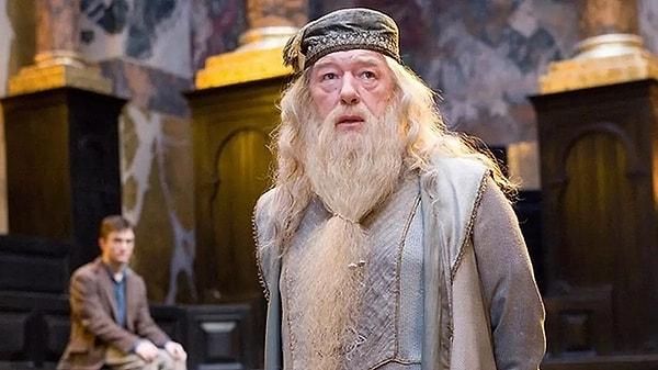 Dünyaca ünlü Harry Potter serisinde Albus Dumbledore karakterine hayat veren 82 yaşındaki İrlandalı oyuncu Michael Gambon, geçtiğimiz yıl hayatını kaybetmişti. Merakla beklenen haber geldi. Ünlü oyuncunun vasiyeti açıklandı.