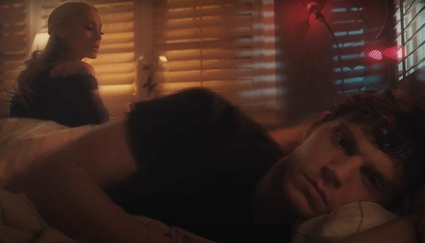 Klipte kadının unutmak istediği erkek arkadaşı rolünü canlandıran Evan Peters uzun süre sonra yer aldığı bu romantik kliple çok konuşuldu.