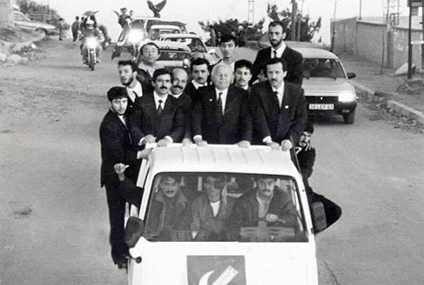 Milli Görüş lideri ve Refah-Yol Hükümeti’nin Başbakanı Necmeddin Erbakan, 1994 yılında düzenlenen yerel seçimlerde İBB adayı olan Recep Tayyip Erdoğan ile birlikte kamyon ile seçim çalışması yapmıştı.