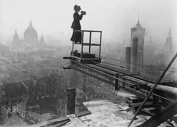 10. Bir kadın fotoğrafçı, 1910'da Almanya'nın Berlin kentini araştırırken zor ve tehlikeli bir fotoğraf çekiyor.