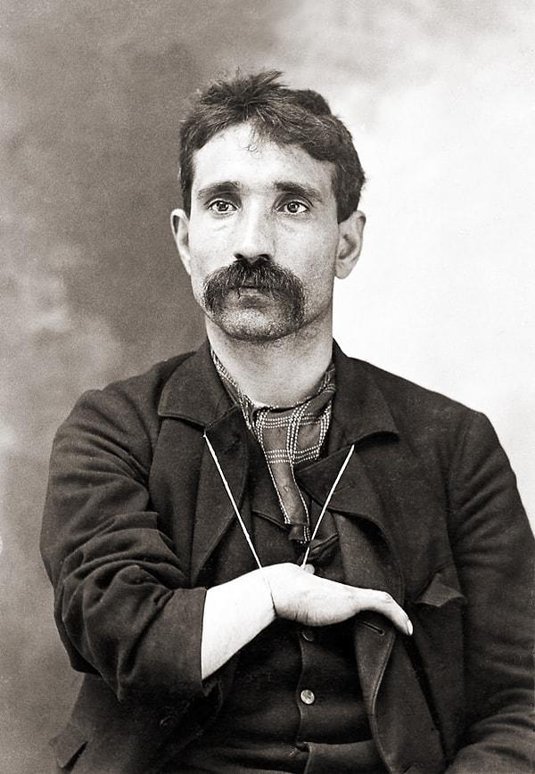 12. ABD'li Suç Patronu Giuseppe Morello, 1902'de ABD'nin NYC kentinde tutuklama fotoğrafı için poz veriyor.