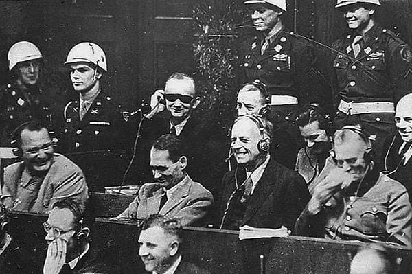 4. Alman savaş suçluları, 1945'teki Nürnberg Duruşmaları sırasında yapılan çeviri hatasına gülüyorken.