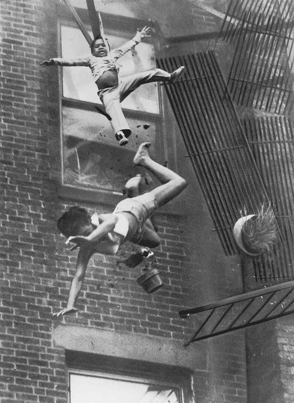 6. Stanley Forman'ın ünlü fotoğrafı. "Yangın Merdiveninden Düşen Kadın" (1975)