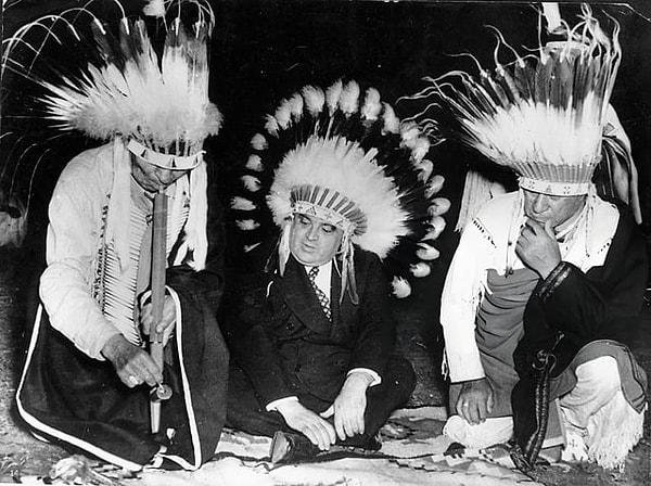 10. Kızılderili başlığı takan Belediye Başkanı Fiorello La Guardia,  geleneksel barış çubuğu içme töreni sırasında Cheyenne (solda) ve Arapaho (sağda) şeflerinin arasında oturuyor. Bu vesileyle kabile üyeleri, Belediye Başkanına 'Yükselen Bulutların Şefi' adını verdi. (ABD, 1938)