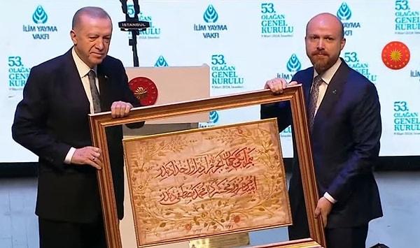 Cumhurbaşkanı Erdoğan'a konuşmasının sonunda, oğlu ve İlim Yayma Vakfı Mütevelli Heyeti Başkanı Bilal Erdoğan tarafından günün anısına hediye takdim edildi.