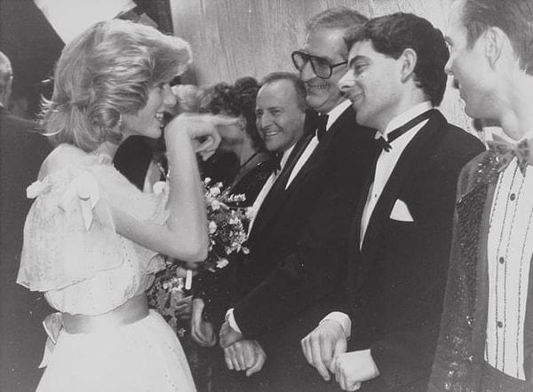 14. Prenses Diana, 1984'teki 'Royal Variety' şovunun oyuncu kadrosunu selamlarken komedyen Rowan Atkinson'la tanışıyor.