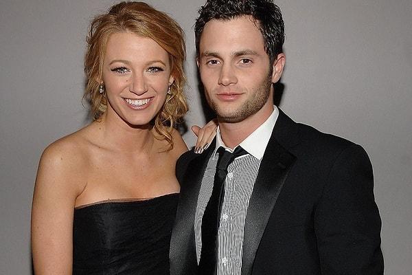 During the filming, Lively, known for her role in Gossip Girl, was romantically involved with Penn Badgley, and she hadn't considered a romantic relationship with Reynolds at that time.