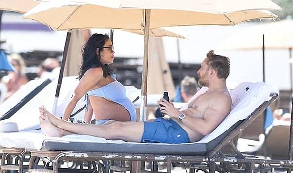 While enjoying the sun with his 32-year-old pregnant girlfriend Jessica, the 56-year-old DJ was captured in this way by the cameras.