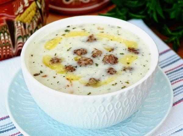 Minik minik köftelerin başrolde olduğu yoğurtlu köfte çorbası ferahlatıcı bir lezzet.