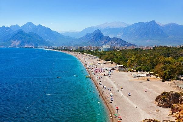 Listenin dördüncü sırasında ise 15 milyon 700 bin ziyaretçiyle sadece ülkemizin değil dünyanın da en önemli turizm kentlerinden Antalya yer alıyor.