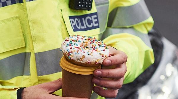 7. Yine kolay bir soru geliyor. Amerikan filmlerinde polislerin kahveyle birlikte sık sık tükettiği bu tatlının adı neydi?