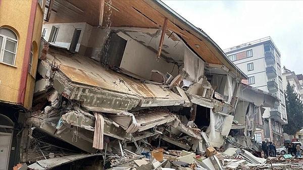 AK Parti Gaziantep İl Başkanı Murat Çetin, geçtiğimiz yıl 6 Şubat'ta meydana gelen Kahramanmaraş merkezli depremlerde eşi ve oğlunu kaybetmişti.