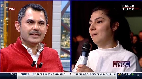 Bir genç kadın da eline mikrofonu alarak Murat Kurum'a Gazze'yle ilgili bir soru sormak istedi. Genç kadın tam sorusunu soracakken sunucu Mehmet Akif Ersoy müdahale etti ve soruyu sordurmadı.