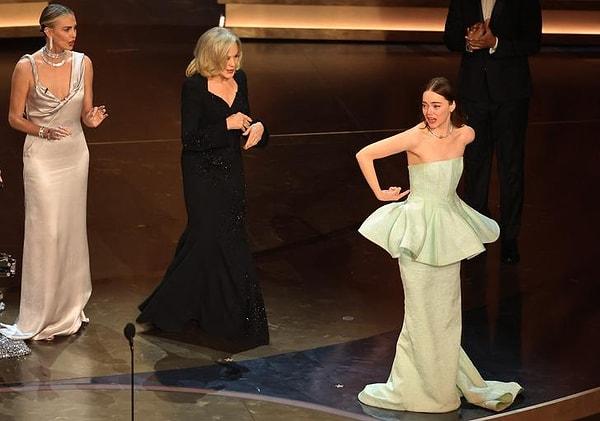 Emma Stone, ödülünü almak için sahneye çıktığında elbisesinin dikişleri patladı. 35 yaşındaki ünlü oyuncu sahneye çıktığında konuşmasına elbisesinin yürürken kendisine arıza çıkardığını söyleyerek başladı.