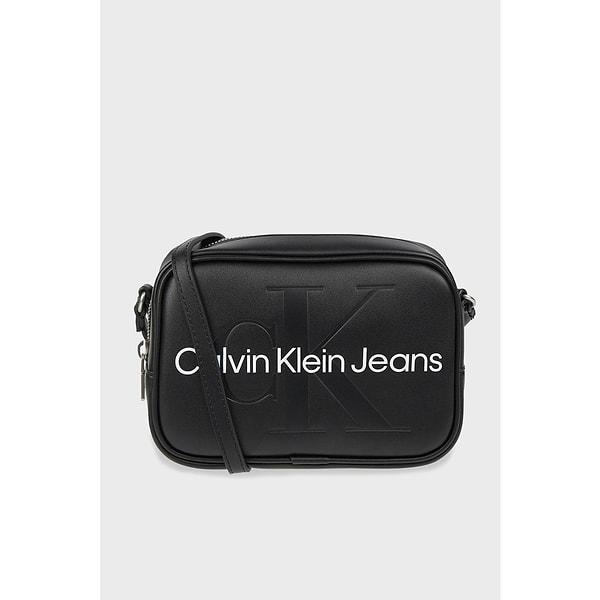 10. Calvin Klein fermuarlı ayarlanabilir omuz askılı çanta.
