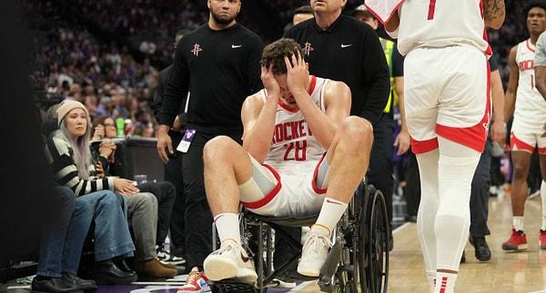 Alperen Şengün, Houston Rockets'ın 112-104 kazandığı maçın son dakikalarında kötü bir sakatlık yaşadı.