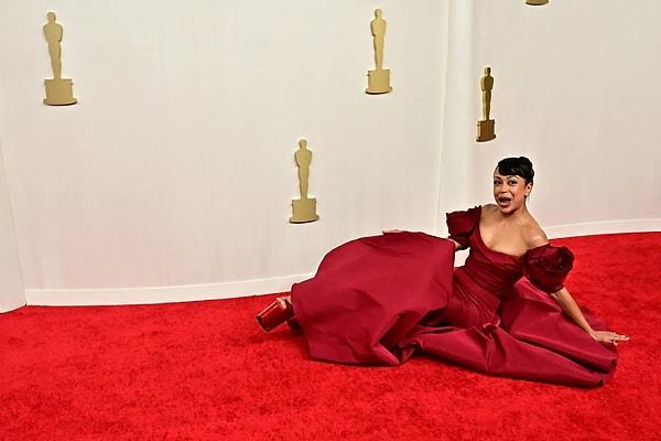 Koshy, Jennifer Lawrence'ın 2014 Oscar ödül töreninde kırmızı halıya takılıp düşmesine atıfta bulunarak, "J. Law gibi halıya düşen efsanevi kadınlar grubuna katılıyorum" dedi.