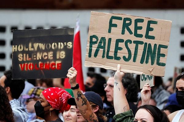Oscar ödüllerinin dağıtımından önce Dolby Theatre önünde toplanan Filistin destekçileri "Özgür Filistin" bayrakları açarak Gazze için acil ateşkes gösterisi düzenledi ve salona giden yolları kapadı.