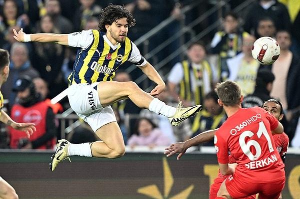 Fenerbahçe'nin 4-1 kazanarak zirve yarışına tutunduğu karşılaşmanın ilk yarısında 23 dakikada 28 kez faul düdüğü çalındı.