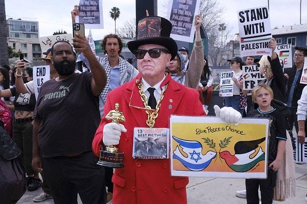 Los Angeles'ta düzenlenen törene ödüller kadar Gazze protestoları da damga vurdu. Dolby Tiyatrosu'nun dışında göstericiler Gazze için pankart açtı. Pek çok ünlü isim törende Filistin hakkında konuşma yaptı.