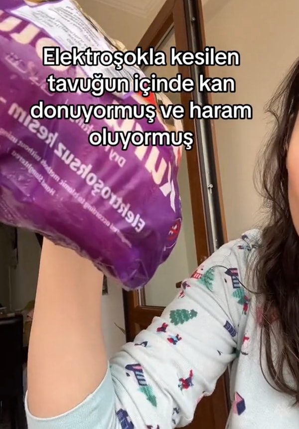 Sebebini ise hayvanın kanının donması şeklinde belirtti. Bazı takipçileri de doğru bir bilgi verdiğini söyleyerek helal kesim yapan birkaç marka önerdi.