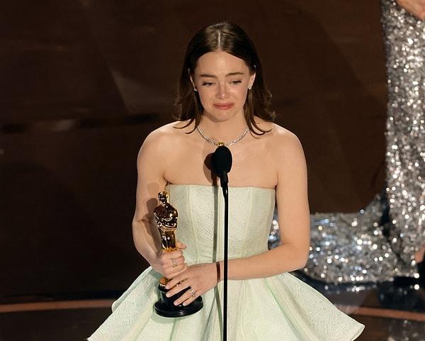 Yorgos Lantimos'un yönetmen koltuğunda oturduğu Poor Things'deki rolüyle Emma Stone, sinema kariyerinde ikinci defa En İyi Kadın Oyuncu Oscar'ı almaya hak kazandı.